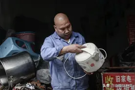单亲父亲拾荒救子 自己却又不幸病倒 儿子的康复变得遥不可及图片