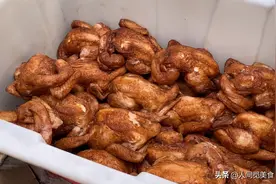 河北大哥卖烧鸡20年，没有招牌和门面也不怕，17元1斤出摊就抢光图片