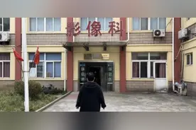胸透检查时，男医生要求女患者脱光上衣，到底是治病还是性侵？图片