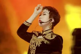 《青2》经费太紧张？让女生穿“裤裆破了”的裤子上台图片