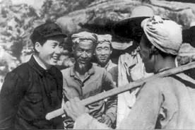 毛主席视察南泥湾，王震请客吃烧鸡，饭后主席悄悄把鸡骨头装兜里图片