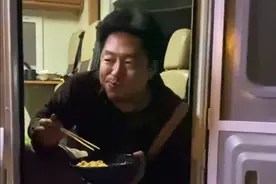 凌潇肃深夜蹲地吃面吃相太馋人，油光满面发福明显，沧桑感十足图片