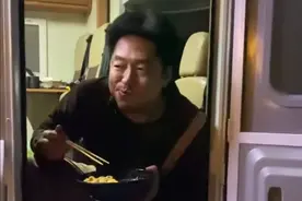 凌潇肃深夜蹲地吃面吃相太馋人，油光满面发福明显，沧桑感十足图片