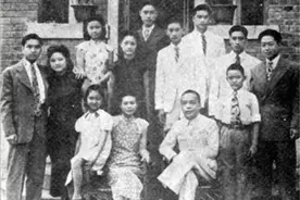 莫秀英：结婚6年无儿无女，被丈夫赶出门，再婚后却生7男4女图片