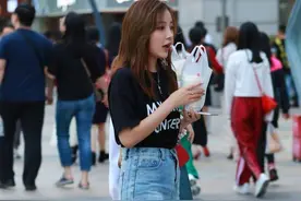 街拍：街头美女时尚穿搭，清凉又不失美丽图片