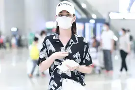 赌王女儿何超莲真是白富美，穿衬衣热裤走机场，大长腿富家女少见图片