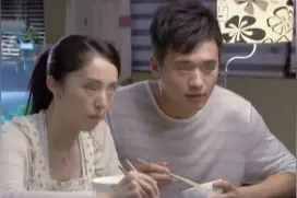 年轻小伙爱上阿姨，为爱奋不顾身，婚后阿姨痛苦不堪，以泪洗面图片