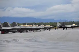 真当中国是纸糊的？美军演练用F22对中国踹门，F15E还要跟进洗地图片