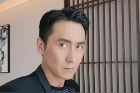 马德钟罕见携妻亮相，长期吃素眼窝深陷似整容，妻子暴瘦变眯眯眼图片