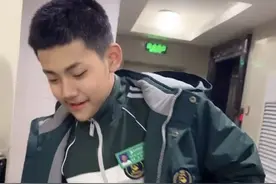 乡爱长贵13岁儿子近照曝光，身高暴增瘦了许多，五官和爸爸神似图片