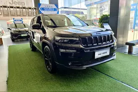 2.0T+9AT 实拍Jeep大指挥官夜鹰版 黑化够彻底图片