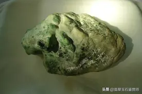 缅甸翡翠原石。看皮识肉，赌石是怎么涨的？图片