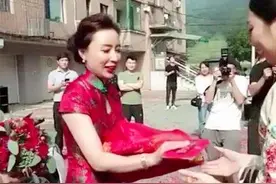 “年轻”婆婆走红，婚礼当天成C位，风头大过儿媳，网友：太抢眼图片