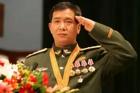 从独臂战士成长为独臂武警少将图片