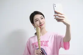 江疏影好懂减龄，粉色T恤穿得甜美可人，跟她学选颜色显白还显嫩图片