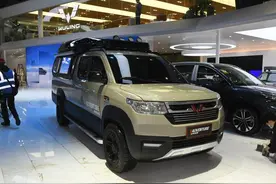 实拍五菱征途改装车，可载人可拉货，车顶还能睡觉，堪称“房车”图片