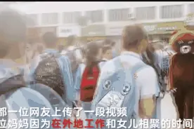 妈妈校门口扮玩偶接女儿放学，网友：太羡慕了！图片