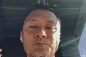 39岁余文乐近照老太多！胡子花白撞脸赵本山，疑为岳父破产操碎心图片