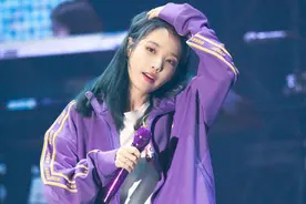IU 演唱会这身紫色的宽松运动装，真是好看到炸裂图片