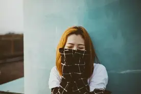 fart是“放屁”,那fart around什么意思？到处放屁？图片