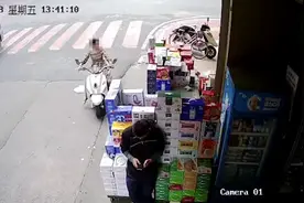 女子骑电动车偷走便利店两箱东西 路人见状告诉店主视频封面