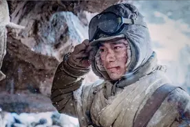 《长津湖》易烊千玺原型，16岁入朝作战，卧雪三天三夜四肢被冻掉图片