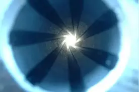 新手涂漆。图片