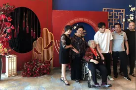 伊能静和秦昊为姥姥祝寿，酒店布置高大上，哈利和妹妹米粒齐出镜图片
