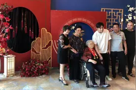 伊能静和秦昊为姥姥祝寿，酒店布置高大上，哈利和妹妹米粒齐出镜图片