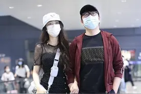 吉娜和郎朗走机场，穿薄纱短裙小蛮腰太抢镜，全程挽着老公不撒手图片