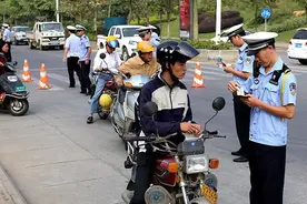 碰到交警查摩托，为何有人“弃车而逃”，网友：心虚图片