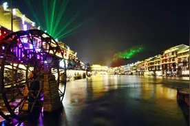 湖南一个灯火通明的夜景古镇，凤凰古镇图片