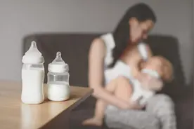 哥哥从小喝“母乳”，弟弟从小喝“奶粉”，长大后兄弟俩差距明显图片