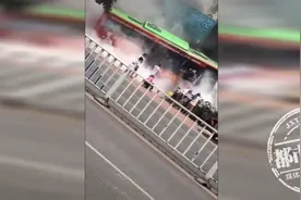 广西一公交车突然失控，撞向路边门面，乘客跳窗逃生图片