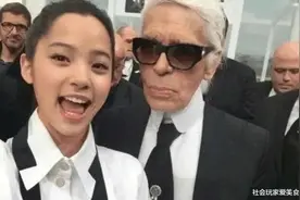 香奈儿老佛爷，和其他女星合照都是高冷脸，唯独看到她瞬间变了图片