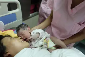 分娩过程被10个实习生围观，孕妇怒了：我是生娃，不是表演节目图片