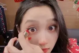 关晓彤挑战一支口红画全妆，本以为会很丑，看到效果后：宝藏女孩图片