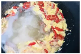 西红柿鸡蛋汤：加了生菜，颜色好看，味道更鲜美，泡饭必备！图片