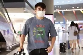 50岁的吴奇隆虽穿得挺年轻，但还是藏不住苍老感，脸上皱纹挺明显图片