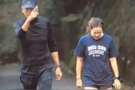 周润发亲自开车载女友人上山跑步，有说有笑关系好，妻子没有同行图片
