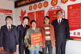 外卖小哥被撞致重伤全家因案返贫，北京检察官送来30万图片