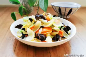 晚餐吃素食，四种食材清炒一盘，清淡有营养，还能帮你清理肠胃图片