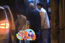 何炅与黄磊深夜聚餐，凌晨离开获年轻男子陪送，拉扯寒暄显不舍图片