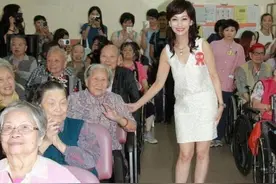 65岁赵雅芝敬老院看望同龄老人，这场面还以为孙女看望奶奶图片