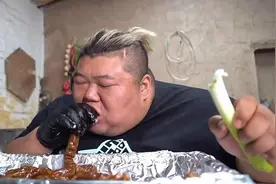 600斤的胖猴连站起来都费劲，已经看不到脖子和腰，就像一个球图片