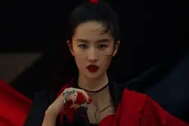 刘亦菲江疏影只差1岁，同穿红色连体裤，风格差距却这么大图片