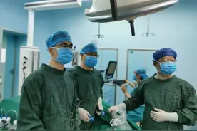 1岁孩子腹胀不排便，呕吐黄绿色液体！医生：是这种玩具导致的图片
