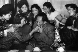 上世纪50年代，给毛主席点烟的女知青，如今怎么样了？图片