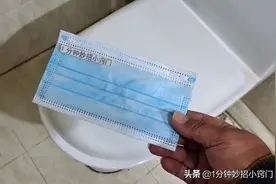 马桶里放个一次性口罩，真太棒了，马桶不刷也不脏不臭，涨知识了图片