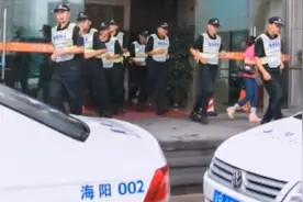 上海保安员徐广俊：面对持刀歹徒 他选择挺身而出图片